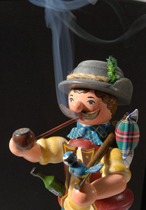 Tradition d'allemagne, homme fumeur d'encens en bois
