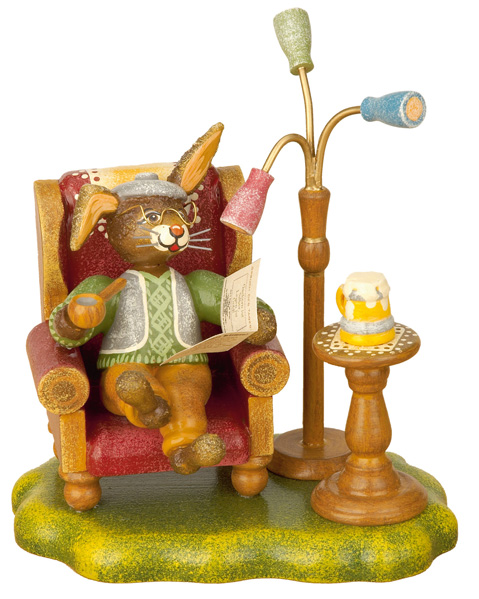 Grand-père lapin de Paques dans fauteuil